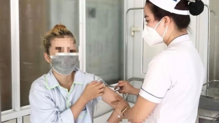 Nhập viện phẫu thuật "khẩn" sau khi tự tiêm chất không rõ nguồn gốc để nâng vòng 1