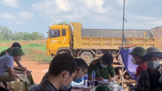 Bắt quả tang vụ khai thác đất trái phép