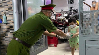 Đoàn Thanh niên Cục truyền thông CAND mang Tết Trung thu đến với trẻ em vùng dịch