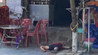 Điều tra nguyên nhân một phụ nữ bị đâm tử vong trước cửa nhà