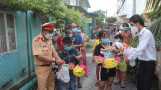 Mang Trung thu đến với trẻ em nghèo