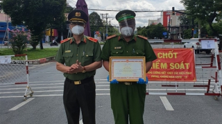 Gia đình có 15 người nhiễm COVID-19, Thiếu tá Công an vẫn trực 3 tháng chưa về nhà