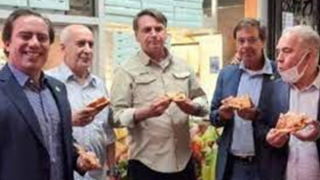 Tổng thống cũng không được vào nhà hàng vì thiếu chứng chỉ COVID-19