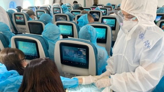 Hai luồng ý kiến trái ngược về giá sàn vé máy bay