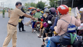 Người dân xúc động khi được Công an tặng quà