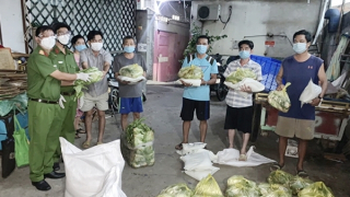 Công an phường chống dịch giữa "vùng đỏ"