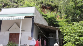 Hàng chục hộ dân sống thấp thỏm dưới chân núi Gành