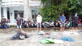 Lợi dụng giãn cách, rủ nhau ăn cắp dây điện