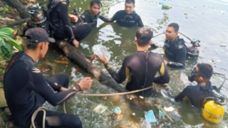 Hai người nhảy ao tự tử rồi bơi vào, đội cứu hộ mất nhiều giờ lặn mò