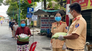 Xây dựng hình ảnh CSGT nhân văn, giúp đỡ người dân giữa dịch bệnh