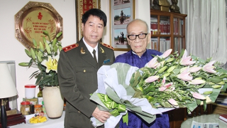 Câu chuyện đẹp về tình cảm của Giáo sư, Anh hùng Lao động Vũ Khiêu với lực lượng CAND