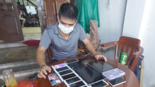 Người thầy sửa điện thoại cũ tặng học trò nghèo