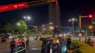 Cảnh sát PCCC giải cứu người bị mắc kẹt trong xe tải bị lật lúc rạng sáng