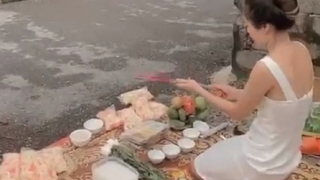 Đòi nợ không được, mang vàng hương đến nhà "con nợ" cúng bái