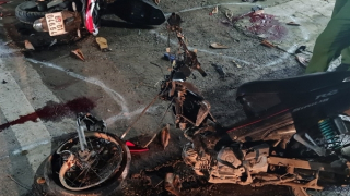 Hai xe máy đối đầu trên quốc lộ, 5 người thương vong