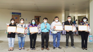 Những chuyến xe tình thương đưa  bệnh nhân COVID-19 khỏi bệnh về nhà