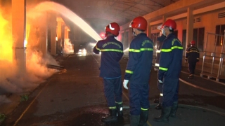 Xuyên đêm phối hợp dập lửa cứu kho vải