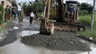 Công an “dặm vá ổ gà" để người dân đi lại thuận lợi