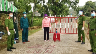 Nhậu say, vượt chốt kiểm dịch khiến một cán bộ Công an bị thương