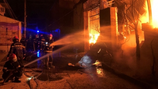 Dập tắt đám cháy tại Công ty sơn trong hẻm sâu