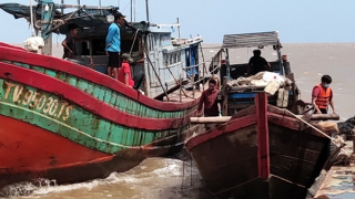 Kịp thời ứng cứu 4 thuyền viên gặp nạn trên vùng biển Trà Vinh