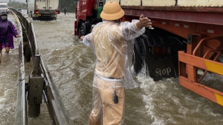 CBCS Công an dầm mình trong mưa lũ, đảm bảo chống dịch và ATGT  trên QL1A