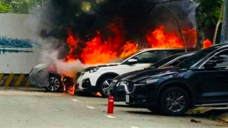 Nghi vợ ngoại tình với sếp, mua xăng đốt xe ô tô của "tình địch"