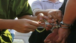 Xử lý nghiêm đối tượng hành hung Công an tại khu cách ly