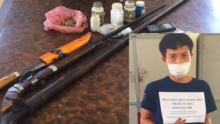 Khống chế kẻ buôn ma túy thủ 2 khẩu súng trốn trong rừng