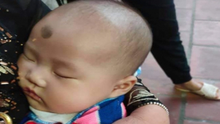 Đáng thương bé gái bị bỏ rơi dưới trời mưa