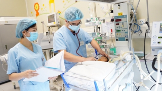 Cứu sống bé sơ sinh đầu tiên được phẫu thuật khi đang can thiệp ECMO