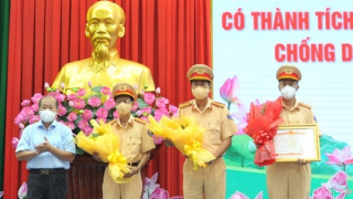 Tuyên dương tập thể, cá nhân xuất sắc trong công tác phòng, chống dịch COVID-19