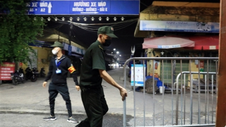 Chợ Long Biên gỡ phong tỏa, hoạt động trở lại