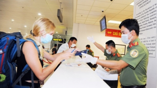 Tạo điều kiện để người Việt Nam, người nước ngoài xuất nhập cảnh thuận lợi, an toàn