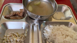 Phụ huynh bức xúc suất ăn học sinh bán trú "không đủ dinh dưỡng"