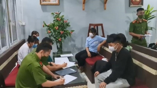 Tổ chức “hát hò” bất chấp dịch, quán karaoke bị phạt 16 triệu đồng