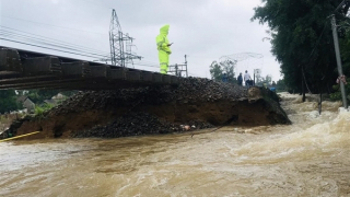 CSGT căng mình trong mưa lũ, đảm bảo an toàn cho người dân