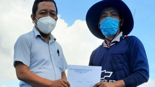 Hỗ trợ chủ các tàu cá bị thiệt hại do hoả hoạn khi đang neo đậu ở cảng cá Quy Nhơn