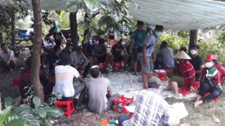 Tụ điểm lắc tài xỉu “trăm triệu” trong vườn vắng