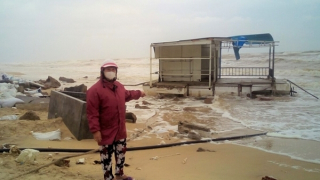 Phát hiện nhiều vật thể có chữ nước ngoài dạt vào bờ biển ở Huế