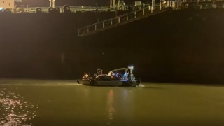 Đội cứu nạn xuyên đêm lặn mò tìm người mất tích