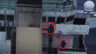 Lộ video như phim hành động binh sĩ Nga lùng sục cướp biển trên tàu hàng