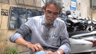 Lão họa sĩ mê... xé quần jeans