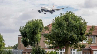 Bí ẩn người đàn ông từ trên trời rơi xuống