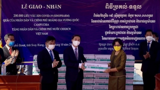Chính phủ Campuchia tặng Việt Nam 200.000 liều vaccine phòng COVID-19