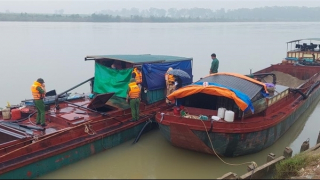 Bắt quả tang 4 sà lan  khai thác cát trái phép trên sông Lam