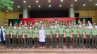 Những chiến sĩ Công an xung phong trên tuyến đầu chống dịch