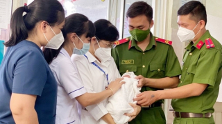 2 chiến sĩ Công an kịp thời cứu sống trẻ sơ sinh bị bỏ rơi trong bụi cây