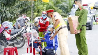 Công an vùng châu thổ Cửu Long sát cánh cùng nhân dân vượt qua đại dịch