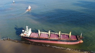 Cứu hộ tàu hàng của Hồng Kông mắc cạn tại Cửa Việt